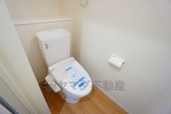温水洗浄機付トイレです。節水機能もあるので、安心して使えますね。もちろん、1階2階の2ヶ所にトイレがあるので、忙しい朝にもゆとりができますね。