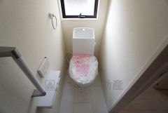 温水洗浄機付トイレです。節水機能もあるので、安心して使えますね。もちろん、1階2階の2ヶ所にトイレがあるので、忙しい朝にもゆとりができますね。