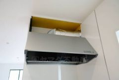 調理により発生する油煙や臭いを吸い込み、屋外へ排気してくれます。