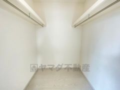 ウォークインクローゼット付きの洋室。スペースも広く、毎日のコーディネートが楽しくなります＾＾