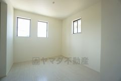 2面採光で日当たり良好。住む人のこだわりを活かす洋室＾＾日当たりがよく、寝室としての利用もおすすめ。