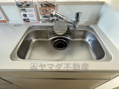 広々とした凸型シンクに洗剤ポケットを標準装備。大きなお鍋など洗いやすいです。洗剤や石鹸、スポンジもすっきりできる収納付き。