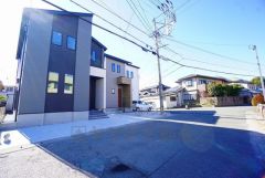 大型車の通行がほとんどなく、騒音や振動が少ないので静かで快適な生活を送れます。 前面道路は車通りも少なく、安全性も確保。