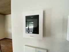 ドアを開けずに来訪者を確認できるモニター付インターフォン。防犯はもちろん、セールスマン対策にもなりますね＾＾