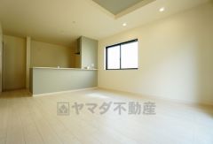 同仕様写真。対面式キッチンを中心としたリビングダイニングで家族の会話が弾みそうです。