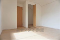 同仕様写真。住む人のこだわりを活かす洋室＾＾日当たりがよく、寝室としての利用もおすすめ。広めのクローゼットもあり荷物もすっきり片付けれ、ゆとりのある暮らしが出来ます＾＾
