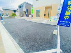 カースペースは停めやすい並列駐車3台付き。