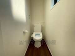 温水洗浄機付トイレです。節水機能もあるので、安心して使えますね。もちろん、1階2階の2ヶ所にトイレがあるので、忙しい朝にもゆとりができますね。