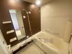 1日の疲れを癒すくつろぎのバスルーム。 リラックスできるバスタイムを過ごせます。 浴室乾燥機で換気・雨の日の洗濯もばっちり＾＾
