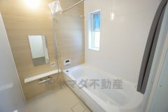 1日の疲れを癒すくつろぎのバスルーム。足を伸ばしてもゆったりと入れるサイズです。お子様と一緒にお風呂に入っても狭くないですね^^