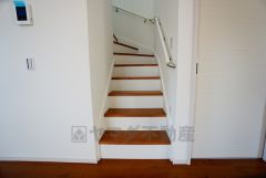 同仕様写真。ご年配の方でも安心できる、手すり付き階段です＾＾段差も低めで設定されてますので安全性にも優れてますね＾＾