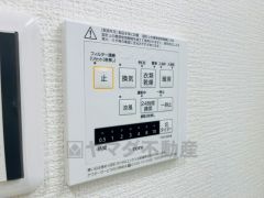 浴室暖房乾燥機には、暖房、乾燥、涼風、換気の4つの機能が付いています。タイマー付きです。