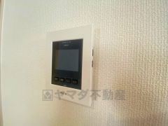 防犯性、セキュリティ対策に安心できるテレビモニター付きインターフォンです。セールスマン対策にもなり安心できます。