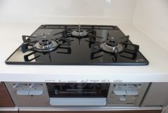 同仕様写真。3口コンロなので、効率よくお料理が楽しめます。毎日のお料理も楽しくなりますね＾＾