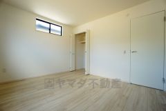同仕様写真。明るい洋室です。ナチュラル色のフローリングで開放的な優しい雰囲気になっています＾＾ベッドや机、ＴＶを置いてもゆとりのある広さです。