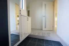 たっぷり収納できるシューズボックスです。家族全員の靴がきれいに整頓できます。棚の上にお花や写真を飾っても良いですね。