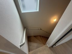 ご年配の方でも安心できる、手すり付き階段です＾＾段差も低めで設定されてますので安全性にも優れてますね＾＾