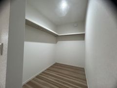 収納力豊富なウォークインクローゼット付き。洋服や小物などを1箇所にまとめて美しい収納を実現します。