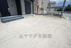 前面道路は南側8.1ｍ。 カースペース2台＾＾ ご夫婦で1台ずつ所有出来ます＾＾