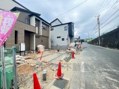 前面道路は、公道北西側約7ｍ。幅広く車の離合もスムーズです＾＾