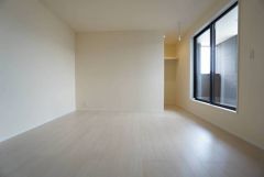 住む人のこだわりを活かす洋室＾＾日当たりがよく、寝室としての利用もおすすめ。広めのクローゼットもあり荷物もすっきり片付けれ、ゆとりのある暮らしが出来ます＾＾