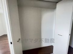 廊下収納。各居室に入りきらなった洋服や、趣味の道具入れなどに便利です＾＾