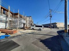 前面道路は公道南西側約5.85ｍ。車の通行がほとんどなく小さなお子様がいるご家庭でも安心して過ごせます＾＾