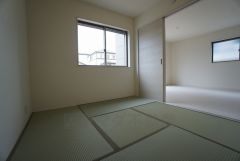 ＬＤＫに隣接する和室です。様々な使用用途で活躍しそうです。