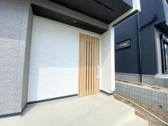 ブラウントーンの玄関扉＾＾奥まって設置されており、雨にも濡れにくくなっています。