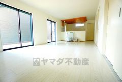 対面式キッチンを中心としたリビングダイニングで家族の会話が弾みそうです。