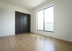 同仕様写真。全居室にはたっぷり収納できる大型クローゼットを設置しています。窓には断熱性・保温性にすぐれ、省エネ効果のあるペアガラスを採用。冬には結露を防止します。