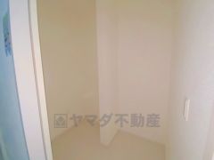 キッチン横大容量のパントリー。食器やキッチン用品、食料品の保存に便利です＾＾スペースが広く高さのある物もスッキリ収納できます＾＾