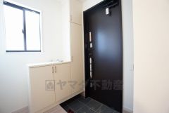 たっぷり収納できるシューズボックスです。家族全員の靴がきれいに整頓できます。棚の上にお花や写真を飾っても良いですね。