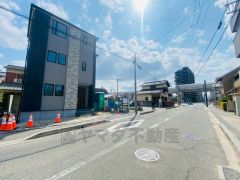 前面道路は北西側約9.8ｍ。 水城IC車で約9分（2.6ｋｍ）