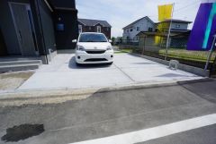 駐車スペースはゆとりある2台分を確保。マイカー用に、お客さま用に、余裕を持ってご利用いただけます。