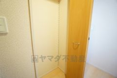 2F廊下収納。各居室に入りきれなかった荷物や、2階で使用する日用品のストック置き場に便利です。