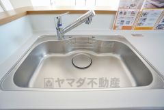 色も形もキレイなシンクは、広さも確保しているので、大きめの鍋も簡単に洗えます。