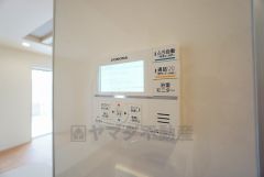 キッチン横からお湯張り、追い炊き、足し湯がボタン一つで楽々操作できる給湯機リモコンです＾＾忙しい夕飯の準備の時間帯に重宝しますね。