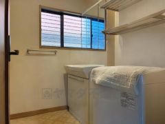 レバーシャワーで引き出して使用できます。収納も一体型になっているので、ドライヤーやヘアアイロンの置き場に困りませんね。