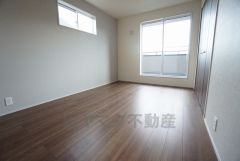 寛ぎの時間を紡ぎだす主寝室は、大型ベッドを置いても余裕の広さを確保しています。