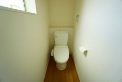 温水洗浄機付トイレです。節水機能もあるので、安心して使えますね。節水・静音設計でエネルギーを効率よく使用し省エネ。