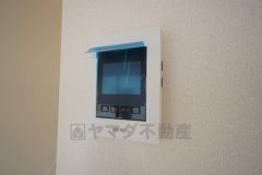 防犯性もばっちり、TVモニター付きインターフォン完備。大きなモニターで玄関先を確認できます。録画機能が付いているので不在時の訪問者も確認できて安心です^^