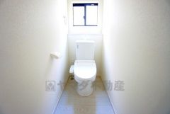 温水洗浄機付トイレです。節水機能もあるので、安心して使えますね。もちろん、1階2階の2ヶ所にトイレがあるので、忙しい朝にもゆとりができますね。