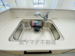 大きめの鍋も洗える使い勝手の良い異形シンク。水はねの音や食器が当たる音を大幅に軽減する静音仕様です。