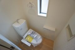 温水洗浄機付トイレです。節水機能もあるので、安心して使えますね。もちろん、1階2階の2ヶ所にトイレがあるので、忙しい朝にもゆとりができますね。