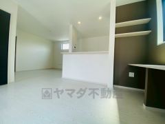 対面式キッチンを中心としたリビングダイニングで家族の会話が弾みそうです。