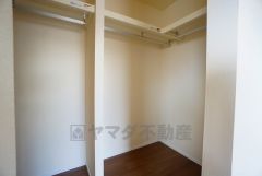 収納力豊富なウォークインクローゼット付き。洋服や小物などを1箇所にまとめて美しい収納を実現します。