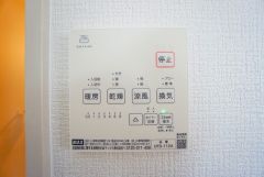 雨の日の洗濯も安心できる浴室暖房乾燥機付き浴室。リモコンで操作もボタン1つで簡単。 浴室暖房乾燥機には、暖房、乾燥、涼風、換気の4つの機能が付いています。タイマー付きです。