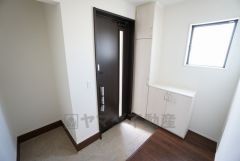 同仕様写真。たっぷり収納できるシューズボックスです。家族全員の靴がきれいに整頓できます。棚の上にお花や写真を飾っても良いですね。