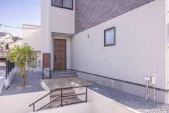 家の顔となる玄関扉がかっこいいと、たくさんの人を招き入れたくなりますね＾＾